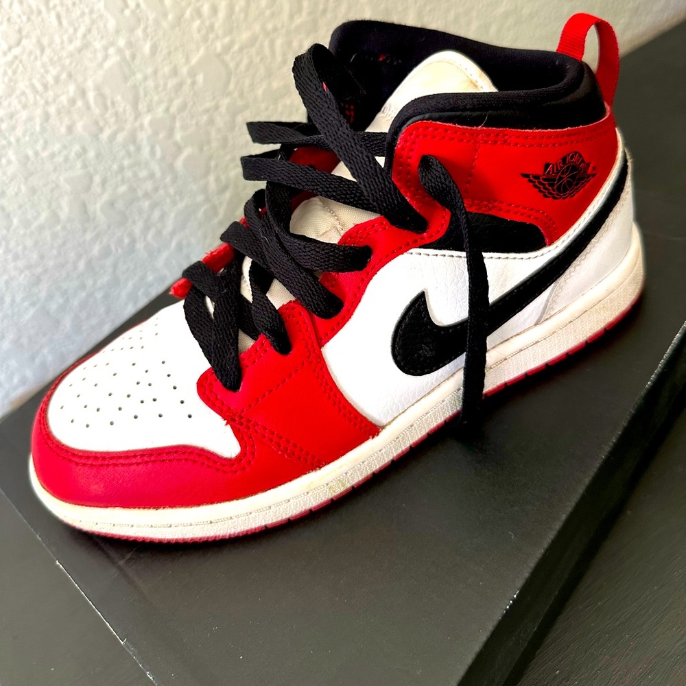 Jordan 1s red/ white/black